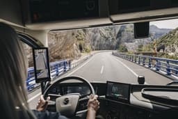 Volvo Trucks представила систему Dynamic Steering, которая распознаёт прокол переднего колеса ещё до появления видимых симптомов